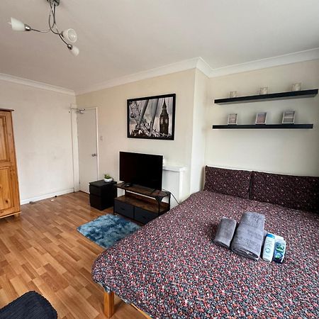 Huge And Affordable 3 Bedroom Flat In Hammersmith For 7 People With Welcome Breakfast London Eksteriør billede