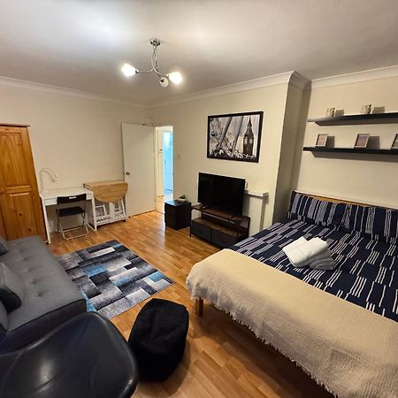 Huge And Affordable 3 Bedroom Flat In Hammersmith For 7 People With Welcome Breakfast London Eksteriør billede