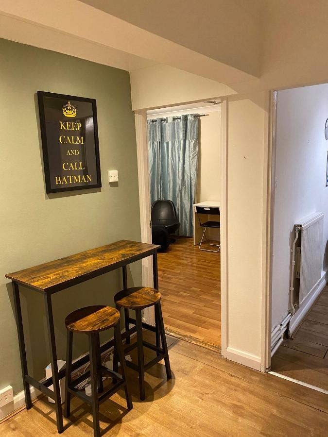 Huge And Affordable 3 Bedroom Flat In Hammersmith For 7 People With Welcome Breakfast London Eksteriør billede