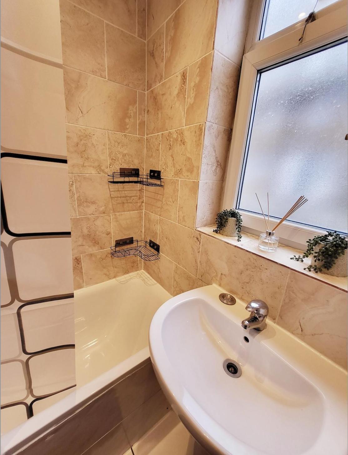 Huge And Affordable 3 Bedroom Flat In Hammersmith For 7 People With Welcome Breakfast London Eksteriør billede